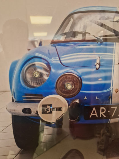 Cadre Photographie Alpine A110 avec phares lumineux intégrés (Format 54 × 74 cm)