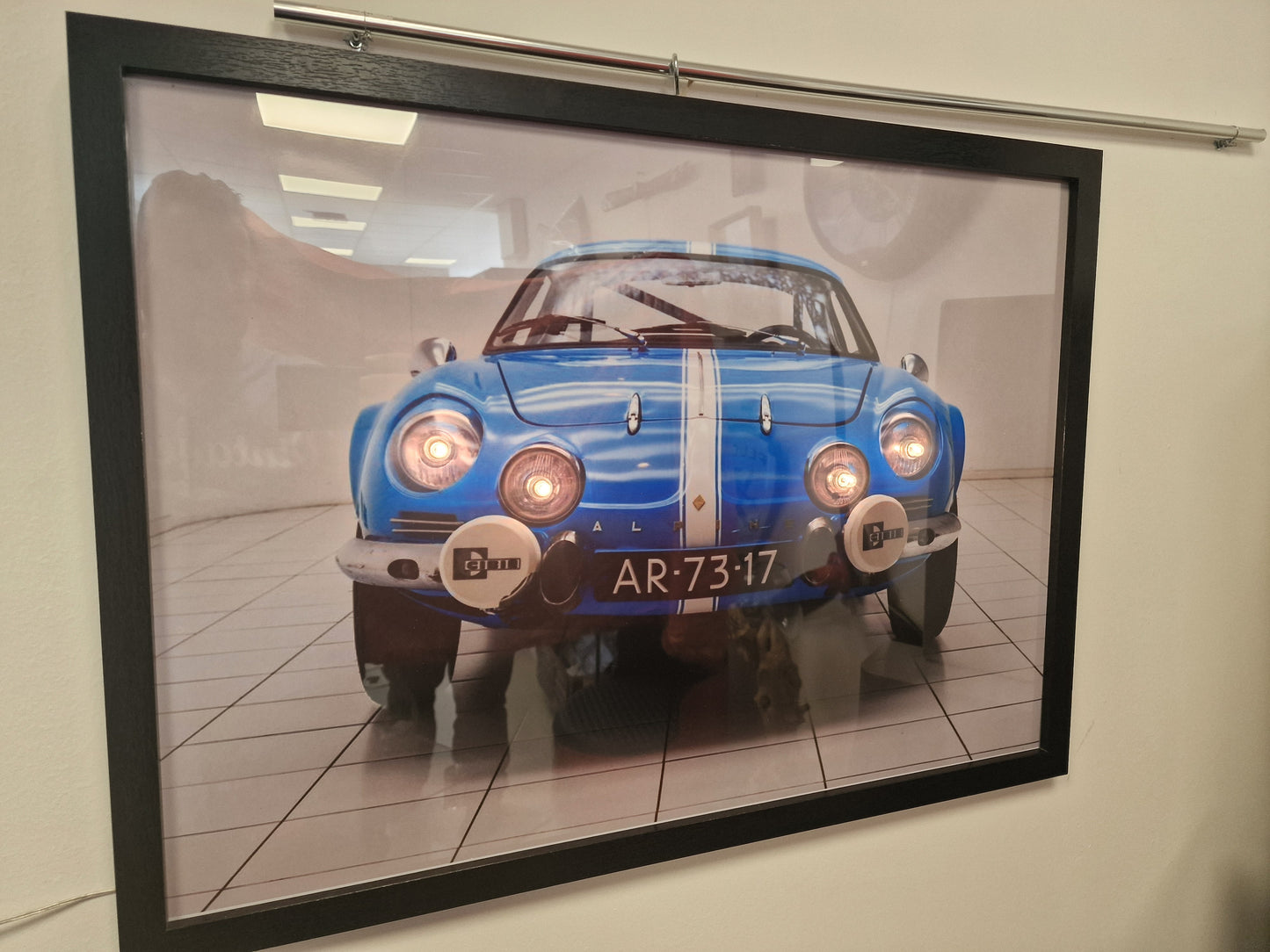 Cadre Photographie Alpine A110 avec phares lumineux intégrés (Format 54 × 74 cm)