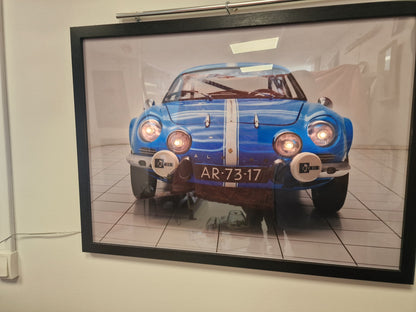 Cadre Photographie Alpine A110 avec phares lumineux intégrés (Format 54 × 74 cm)