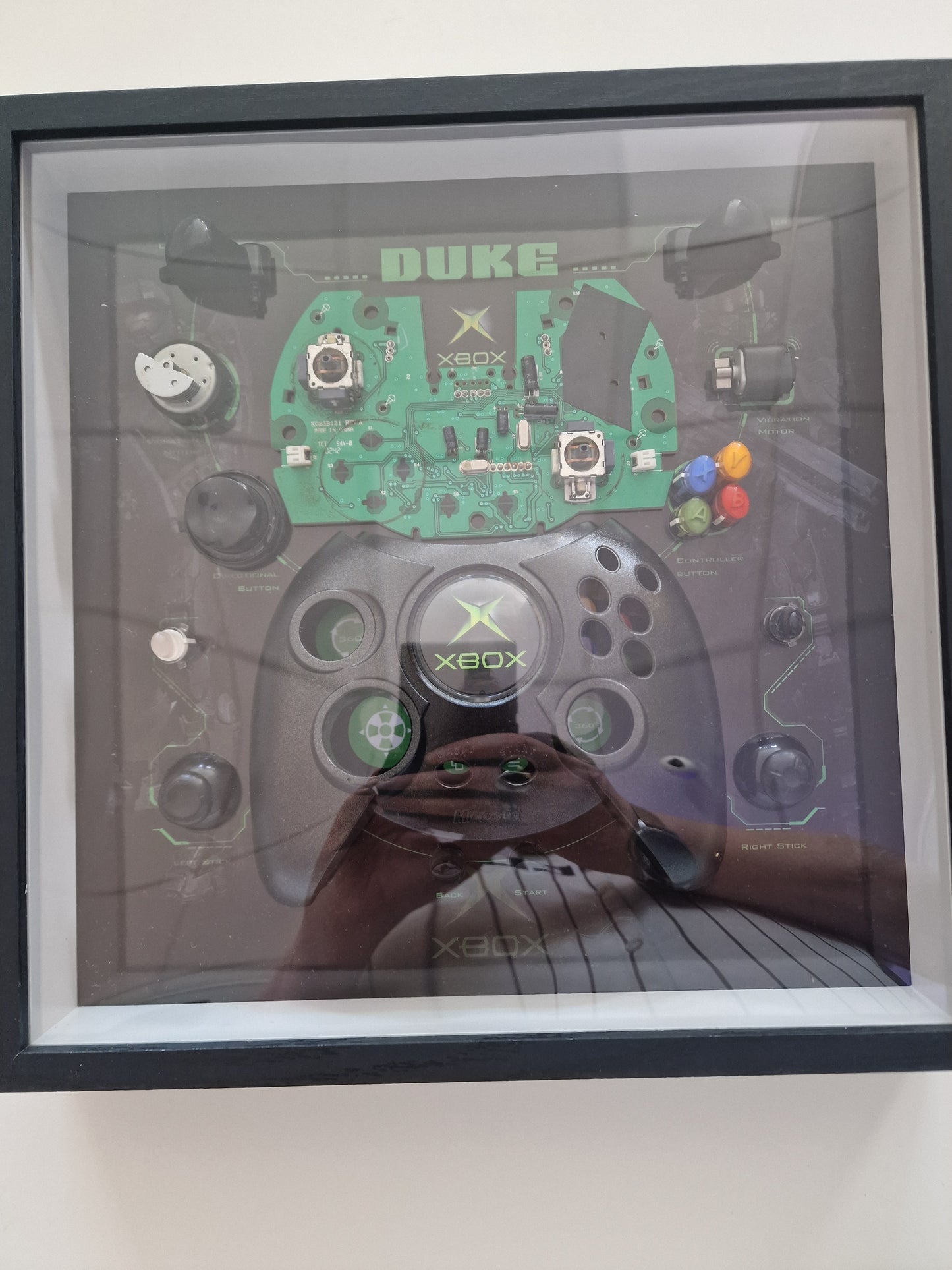 Cadre Xbox Original Controller "Duke" – Manette Xbox démontée – Tableau gaming rétro 30x30 – Déco gamer vintage