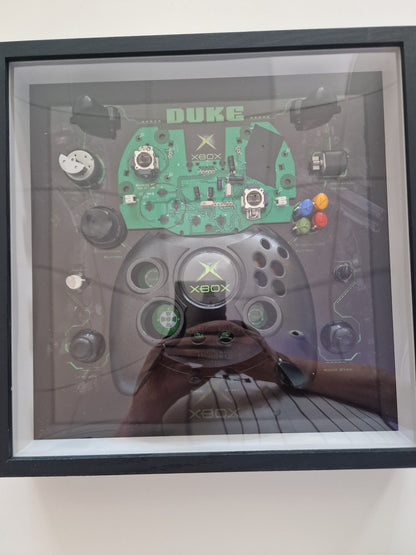Cadre Xbox Original Controller "Duke" – Manette Xbox démontée – Tableau gaming rétro 30x30 – Déco gamer vintage