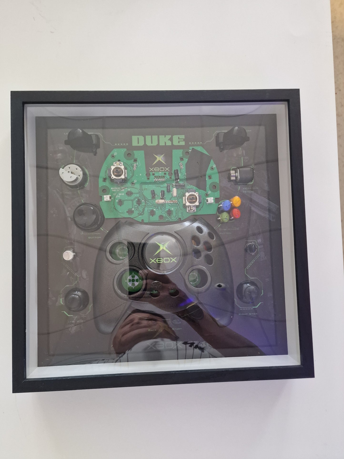 Cadre Xbox Original Controller "Duke" – Manette Xbox démontée – Tableau gaming rétro 30x30 – Déco gamer vintage