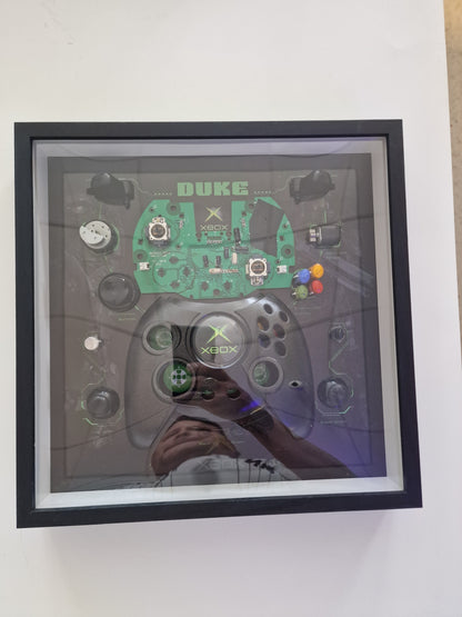 Cadre Xbox Original Controller "Duke" – Manette Xbox démontée – Tableau gaming rétro 30x30 – Déco gamer vintage