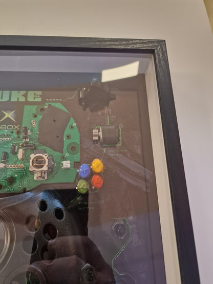 Cadre Xbox Original Controller "Duke" – Manette Xbox démontée – Tableau gaming rétro 30x30 – Déco gamer vintage