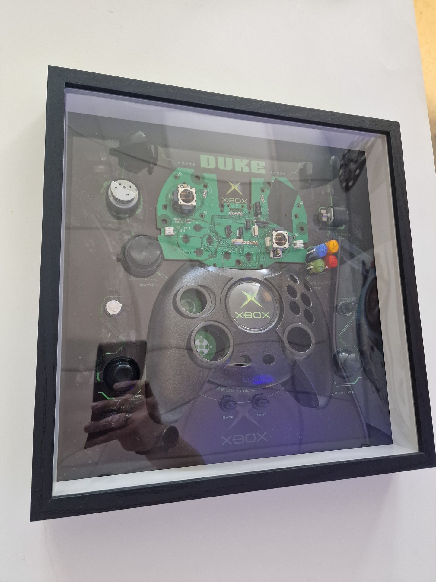 Cadre Xbox Original Controller "Duke" – Manette Xbox démontée – Tableau gaming rétro 30x30 – Déco gamer vintage