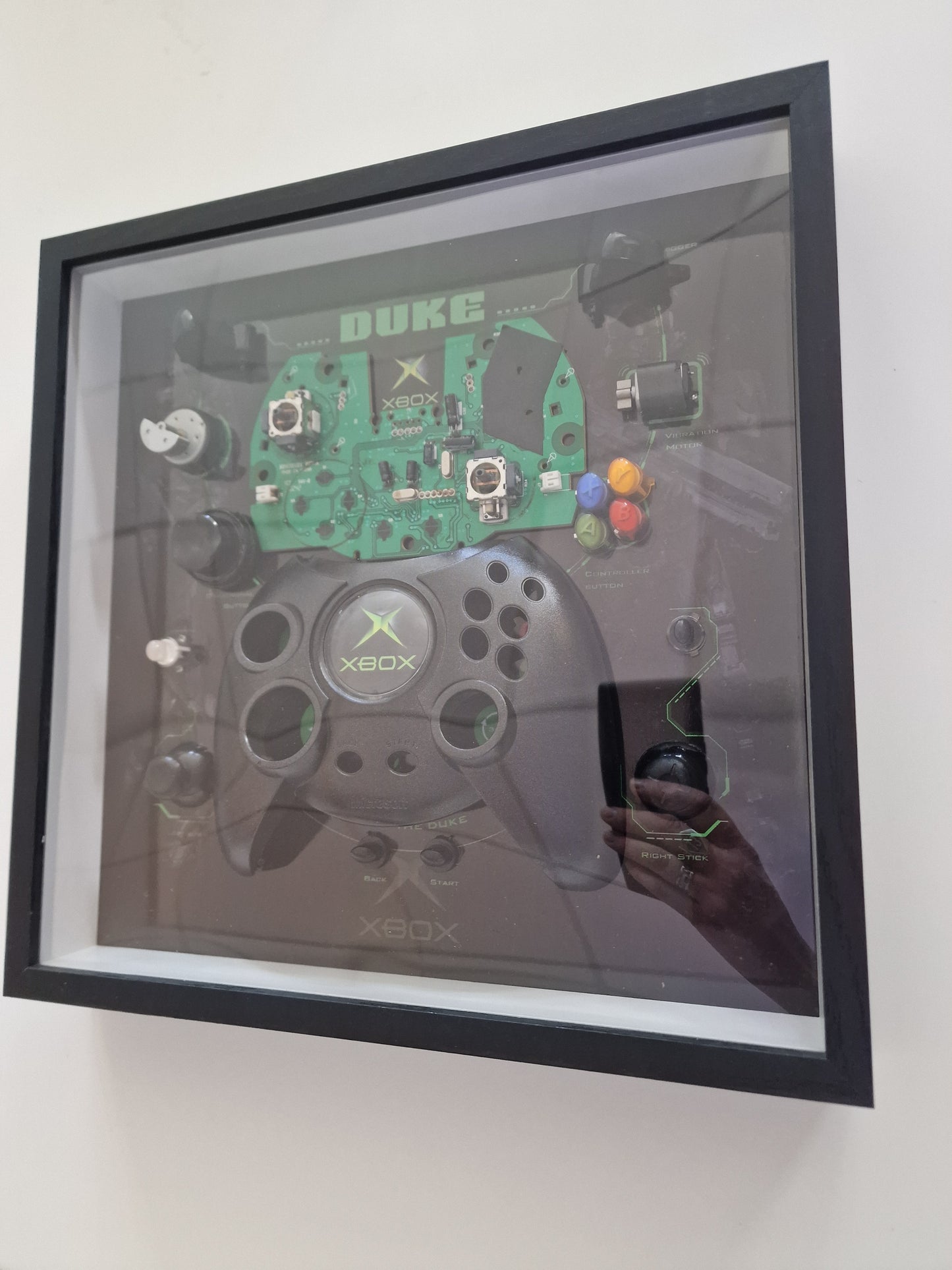 Cadre Xbox Original Controller "Duke" – Manette Xbox démontée – Tableau gaming rétro 30x30 – Déco gamer vintage