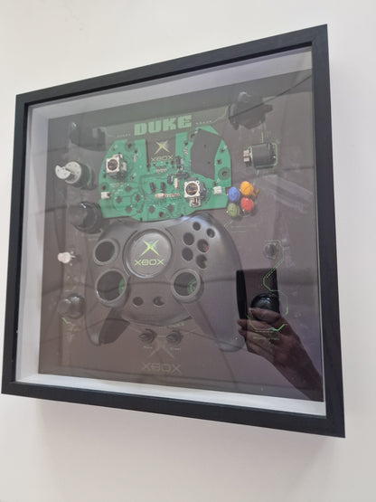 Cadre Xbox Original Controller "Duke" – Manette Xbox démontée – Tableau gaming rétro 30x30 – Déco gamer vintage