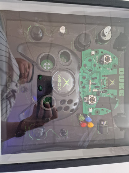 Cadre Xbox Original Controller "Duke" – Manette Xbox démontée – Tableau gaming rétro 30x30 – Déco gamer vintage