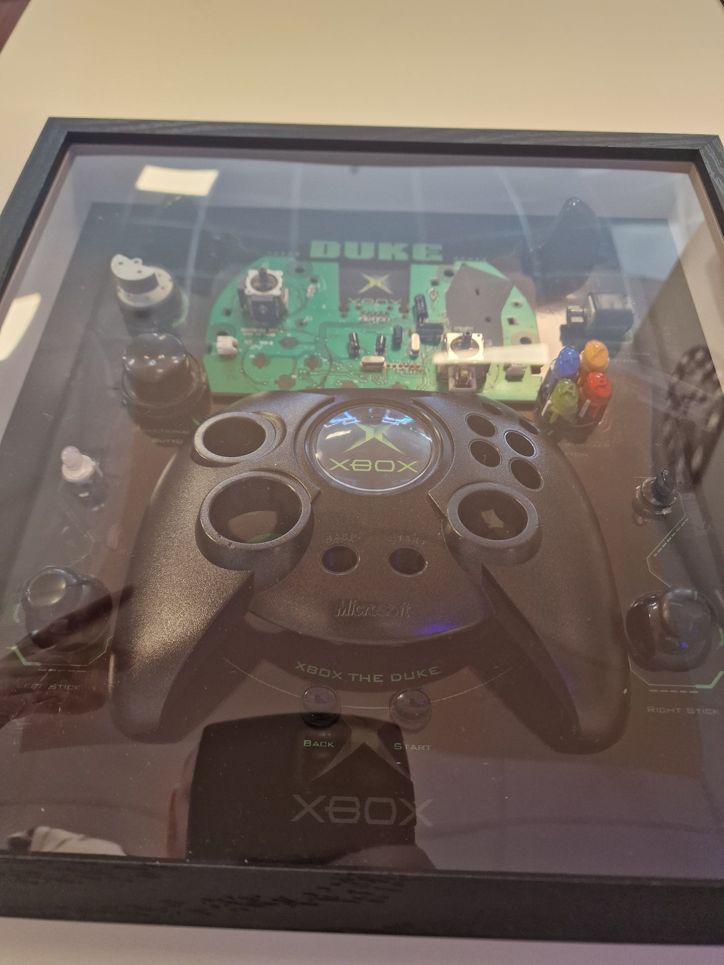 Cadre Xbox Original Controller "Duke" – Manette Xbox démontée – Tableau gaming rétro 30x30 – Déco gamer vintage
