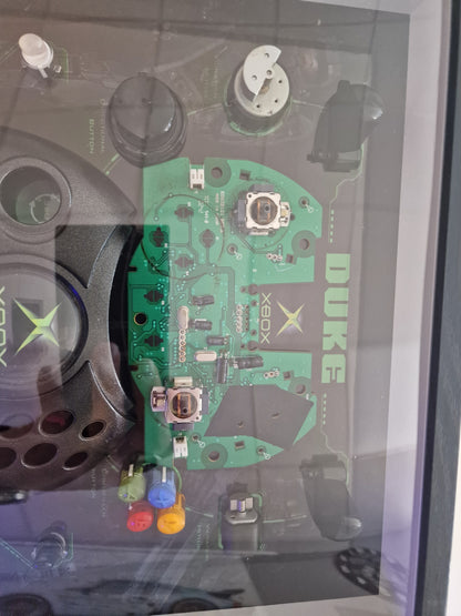 Cadre Xbox Original Controller "Duke" – Manette Xbox démontée – Tableau gaming rétro 30x30 – Déco gamer vintage