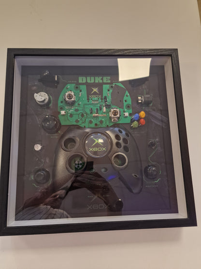 Cadre Xbox Original Controller "Duke" – Manette Xbox démontée – Tableau gaming rétro 30x30 – Déco gamer vintage