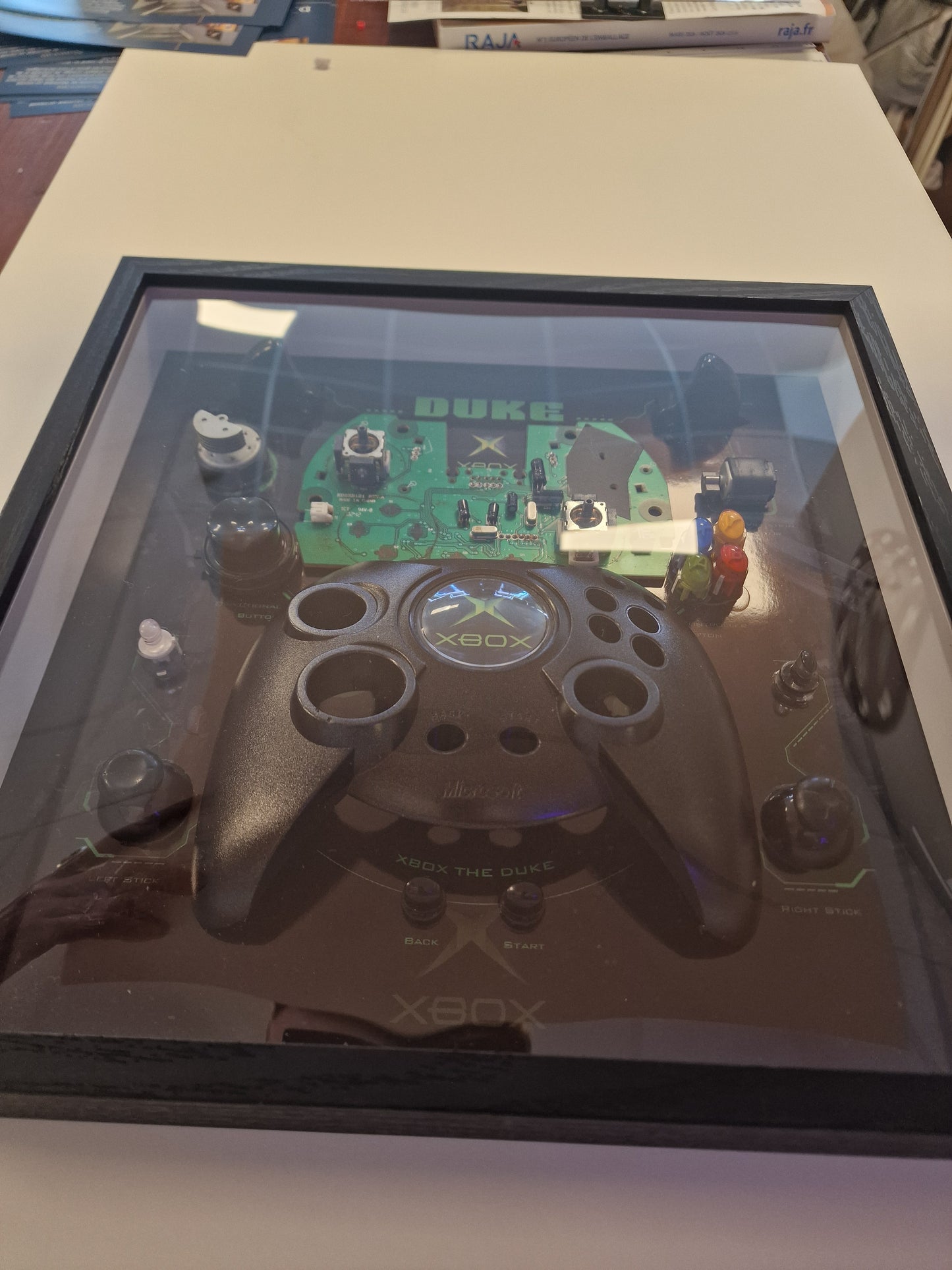 Cadre Xbox Original Controller "Duke" – Manette Xbox démontée – Tableau gaming rétro 30x30 – Déco gamer vintage