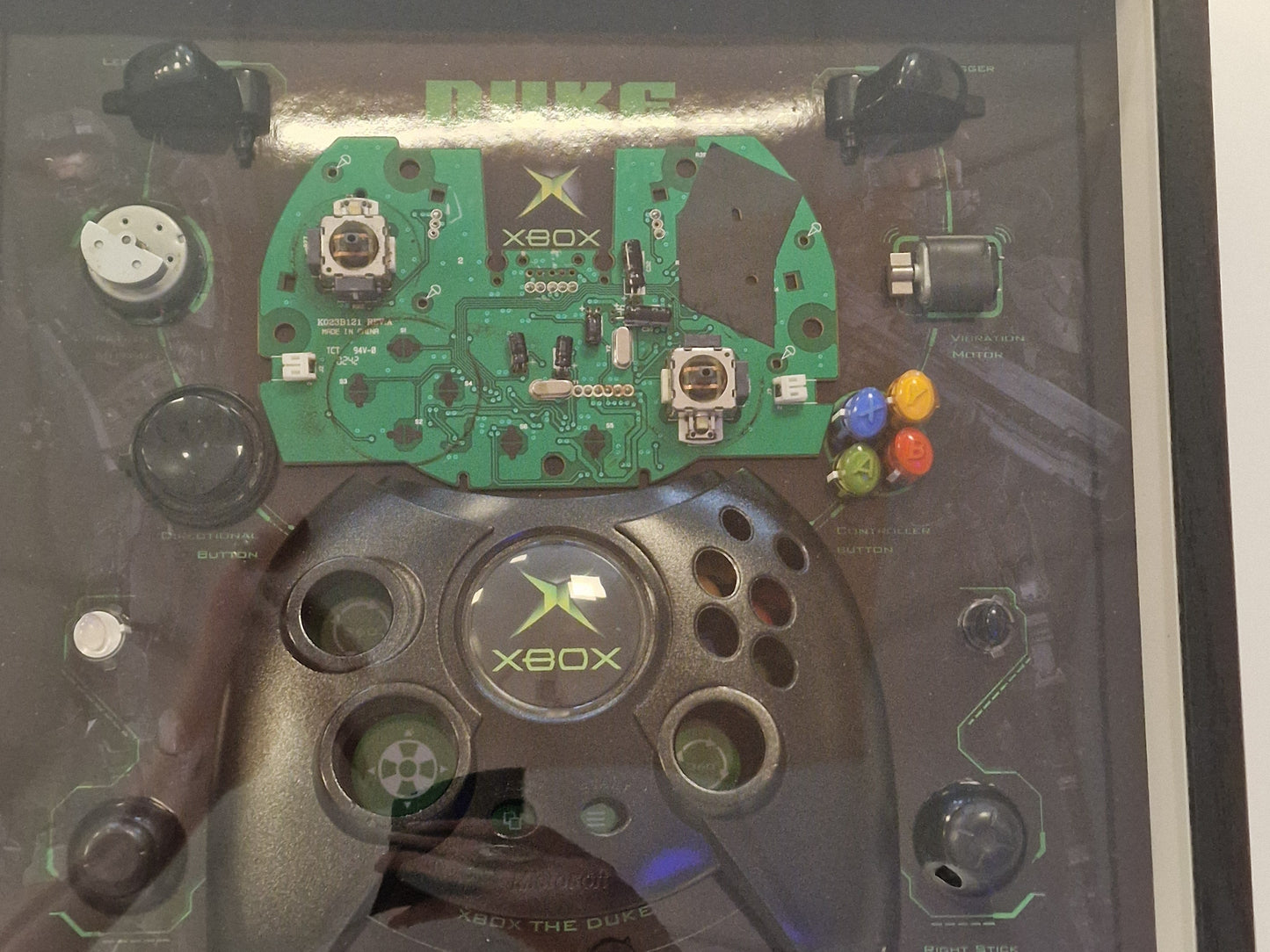 Cadre Xbox Original Controller "Duke" – Manette Xbox démontée – Tableau gaming rétro 30x30 – Déco gamer vintage