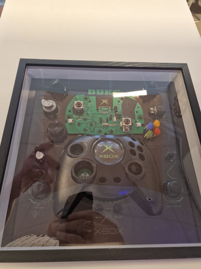 Cadre Xbox Original Controller "Duke" – Manette Xbox démontée – Tableau gaming rétro 30x30 – Déco gamer vintage