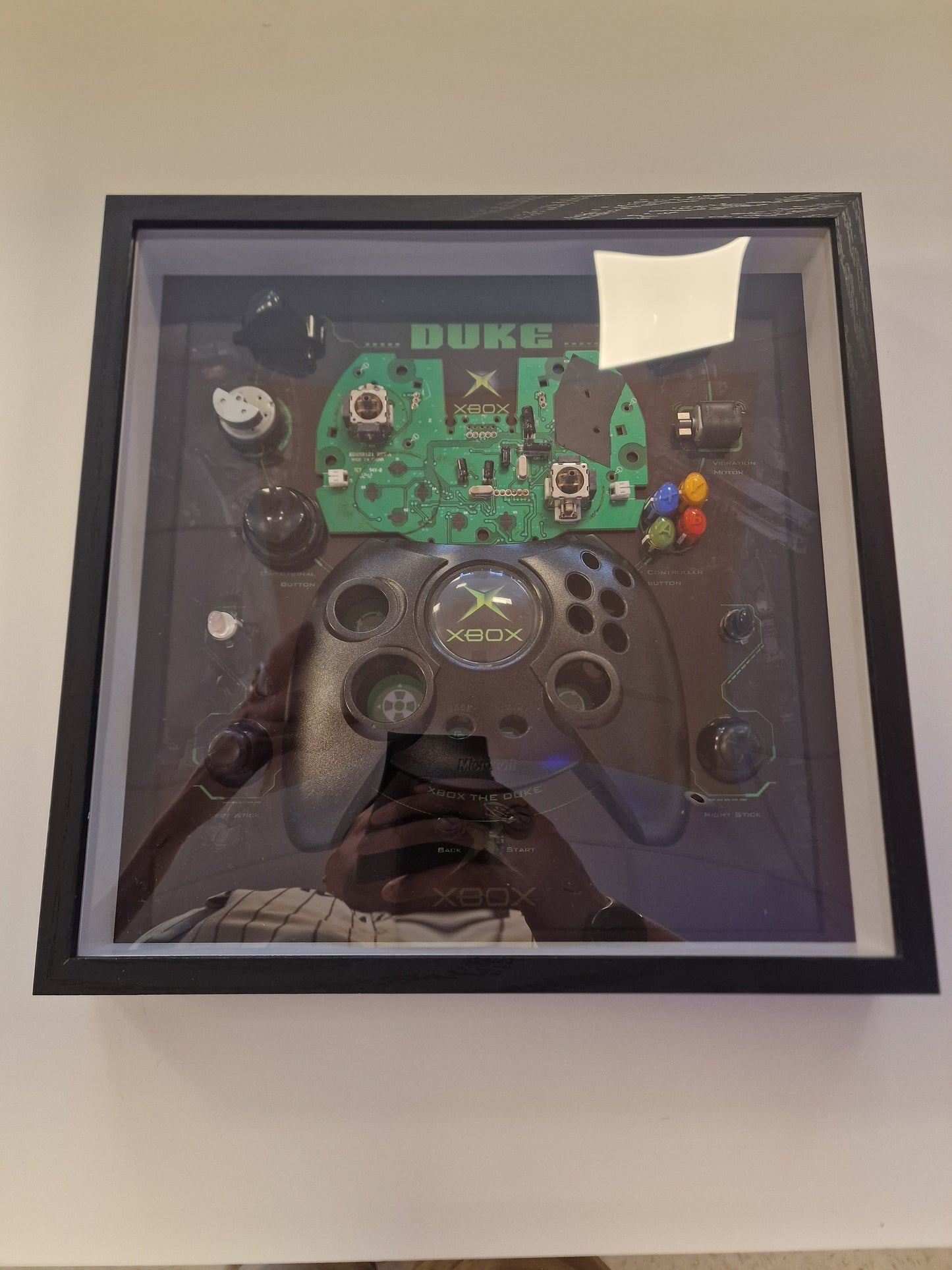 Cadre Xbox Original Controller "Duke" – Manette Xbox démontée – Tableau gaming rétro 30x30 – Déco gamer vintage