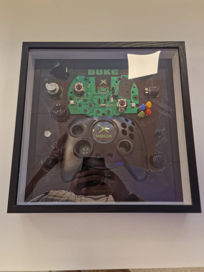 Cadre Xbox Original Controller "Duke" – Manette Xbox démontée – Tableau gaming rétro 30x30 – Déco gamer vintage