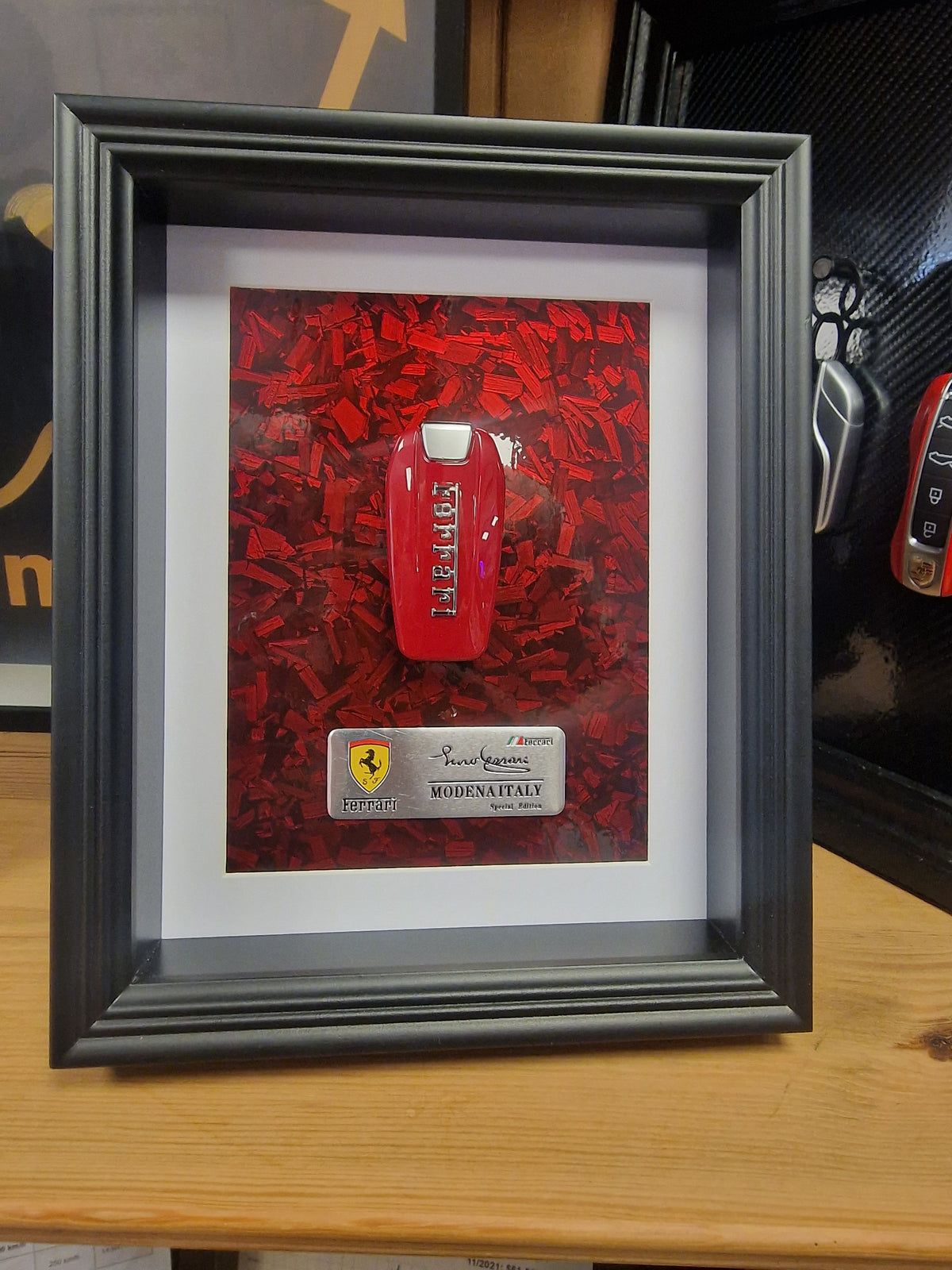 Cadre clé Ferrari A4 – Clé enzo Ferrari Rouge | Décoration Murale Automobile de Collection