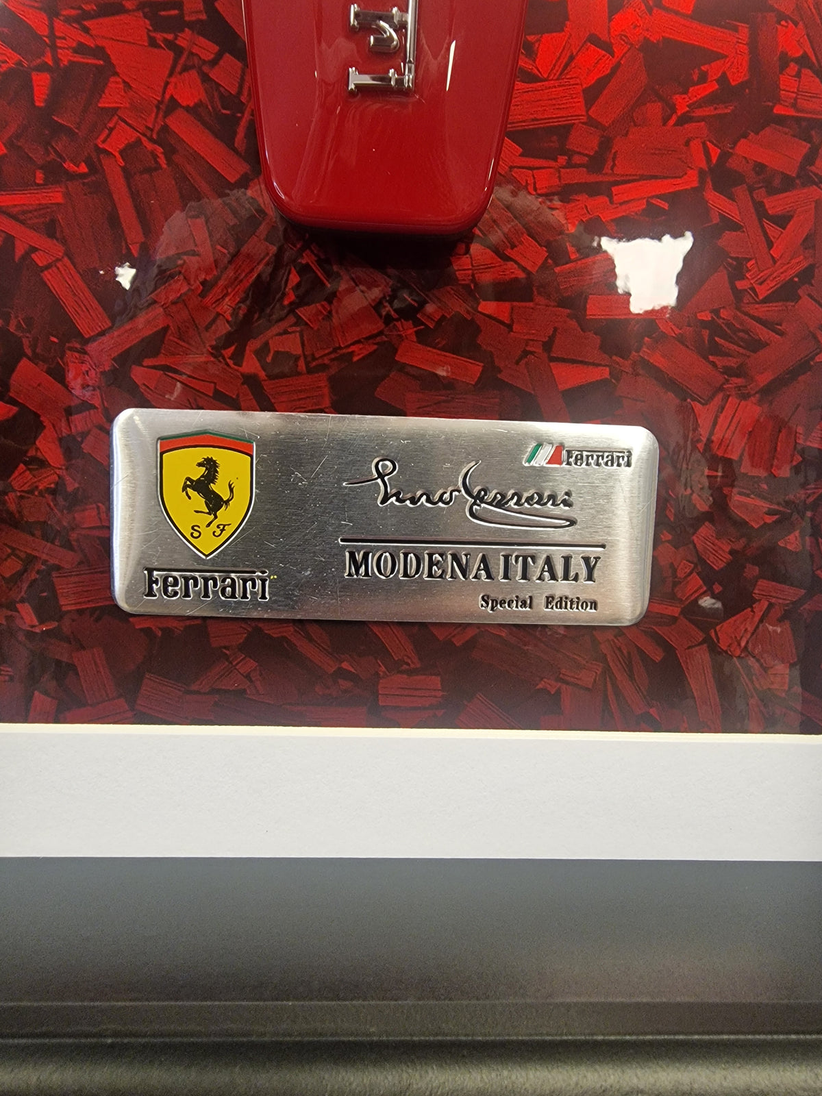 Cadre clé Ferrari A4 – Clé enzo Ferrari Rouge | Décoration Murale Automobile de Collection