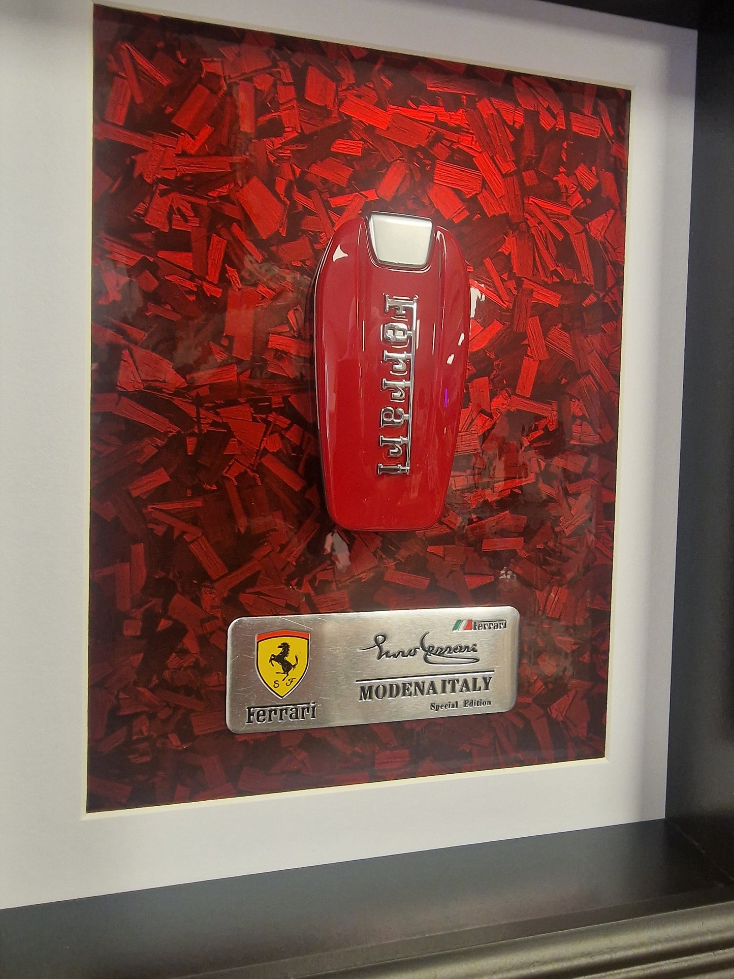 Cadre clé Ferrari A4 – Clé enzo Ferrari Rouge | Décoration Murale Automobile de Collection