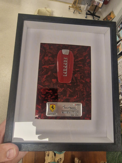 Cadre clé Ferrari A4 – Clé Ferrari Rouge | Décoration Murale Automobile de Collection