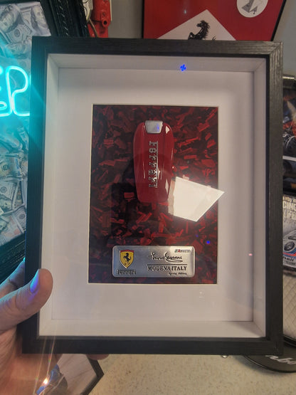 Cadre clé Ferrari A4 – Clé Ferrari Rouge | Décoration Murale Automobile de Collection