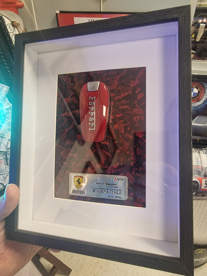 Cadre clé Ferrari A4 – Clé Ferrari Rouge | Décoration Murale Automobile de Collection
