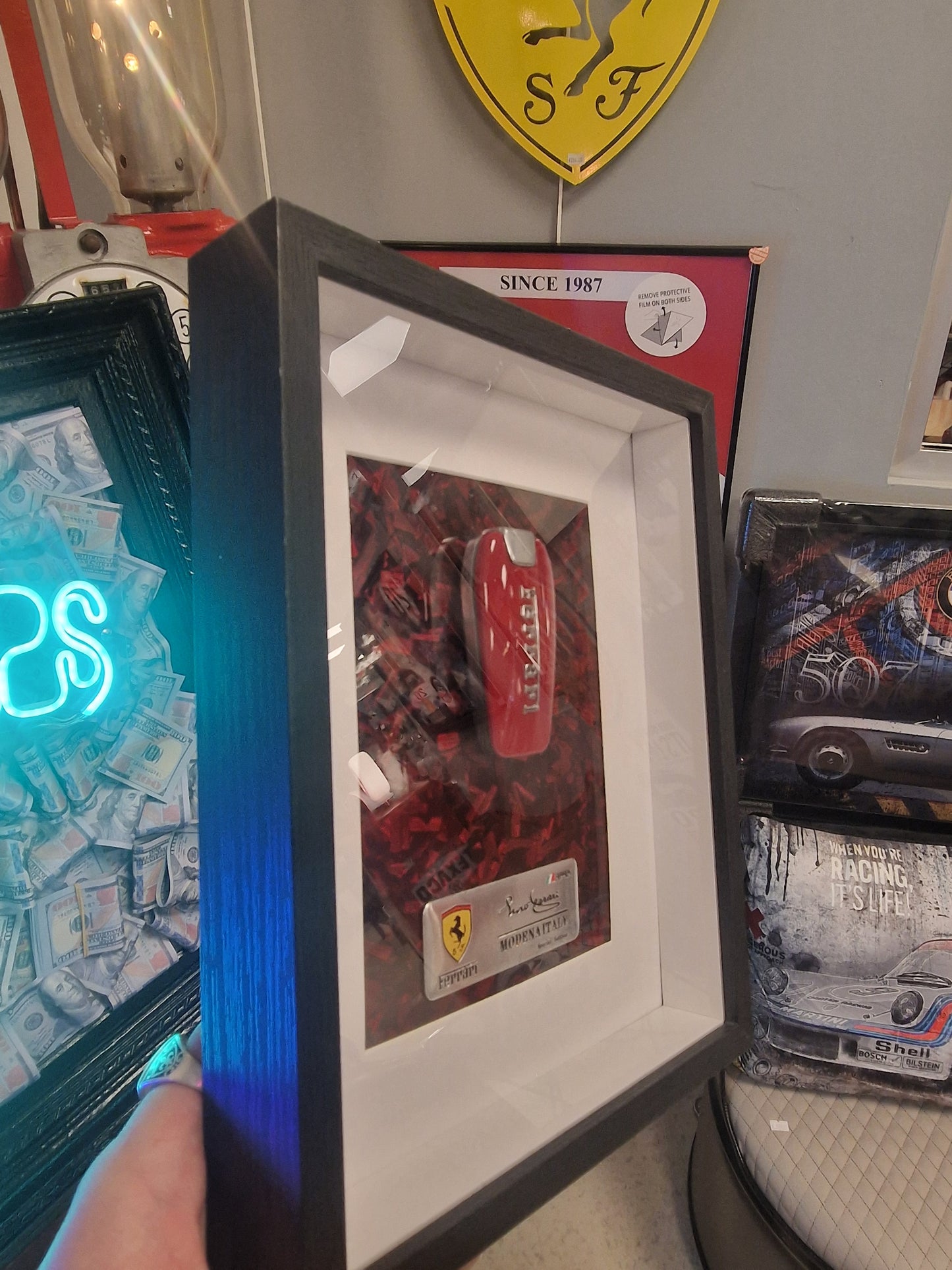 Cadre clé Ferrari A4 – Clé Ferrari Rouge | Décoration Murale Automobile de Collection