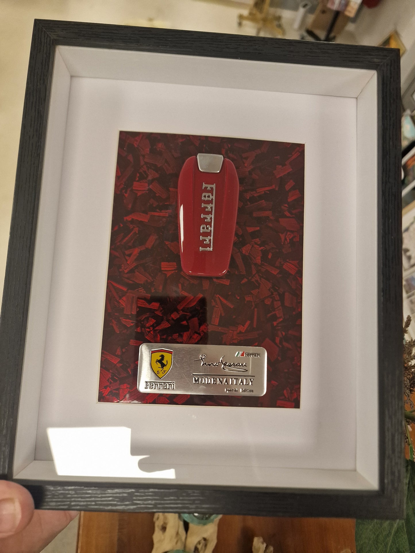 Cadre clé Ferrari A4 – Clé Ferrari Rouge | Décoration Murale Automobile de Collection