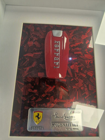 Cadre clé Ferrari A4 – Clé Ferrari Rouge | Décoration Murale Automobile de Collection