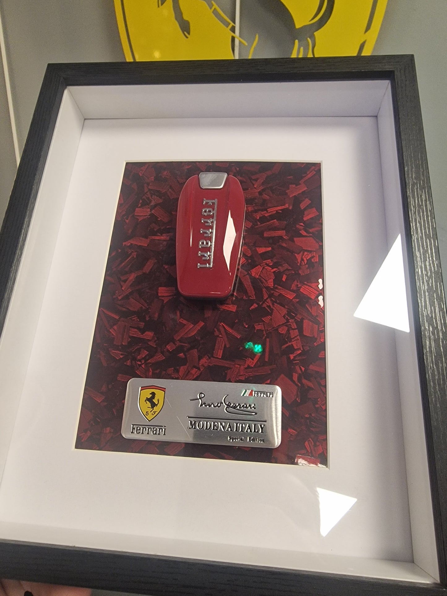 Cadre clé Ferrari A4 – Clé Ferrari Rouge | Décoration Murale Automobile de Collection