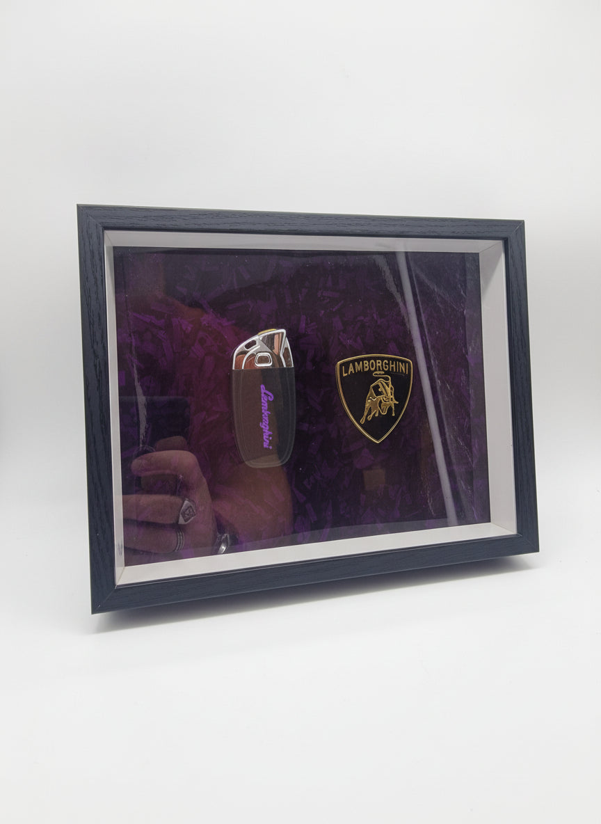 Cadre décoratif clé Lamborghini EDITION limité – Effet carbone forgé violet (20 × 25 cm)