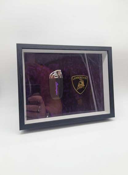 Cadre décoratif clé Lamborghini EDITION limité – Effet carbone forgé violet (20 × 25 cm)