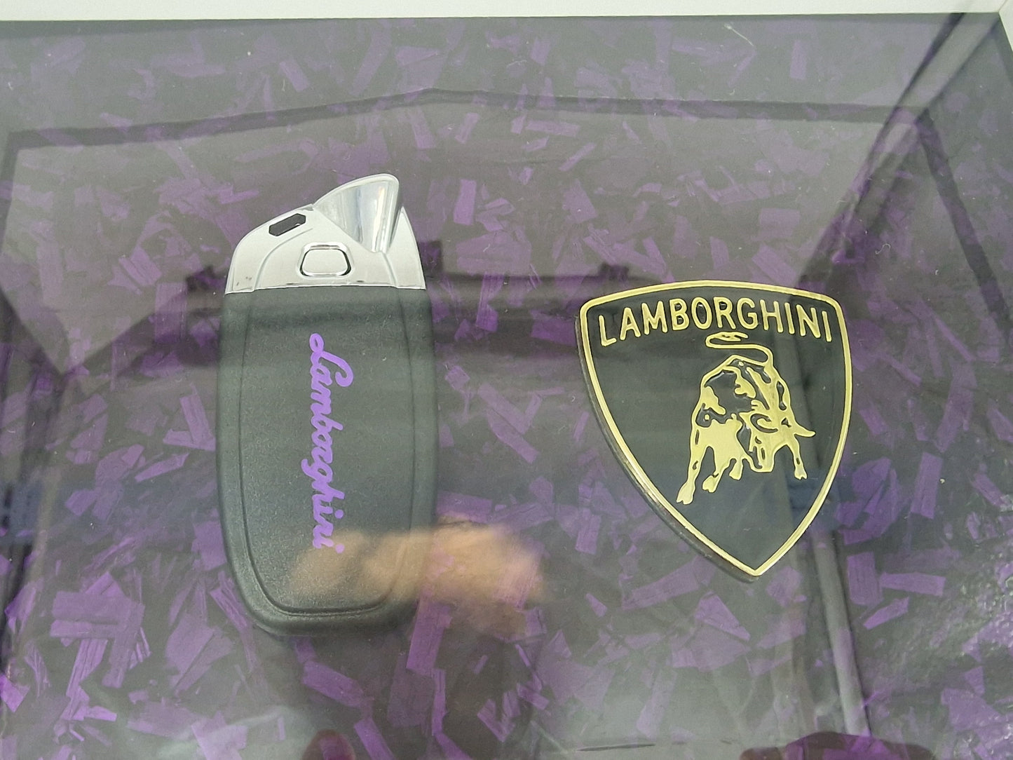 Cadre décoratif clé Lamborghini EDITION limité – Effet carbone forgé violet (20 × 25 cm)