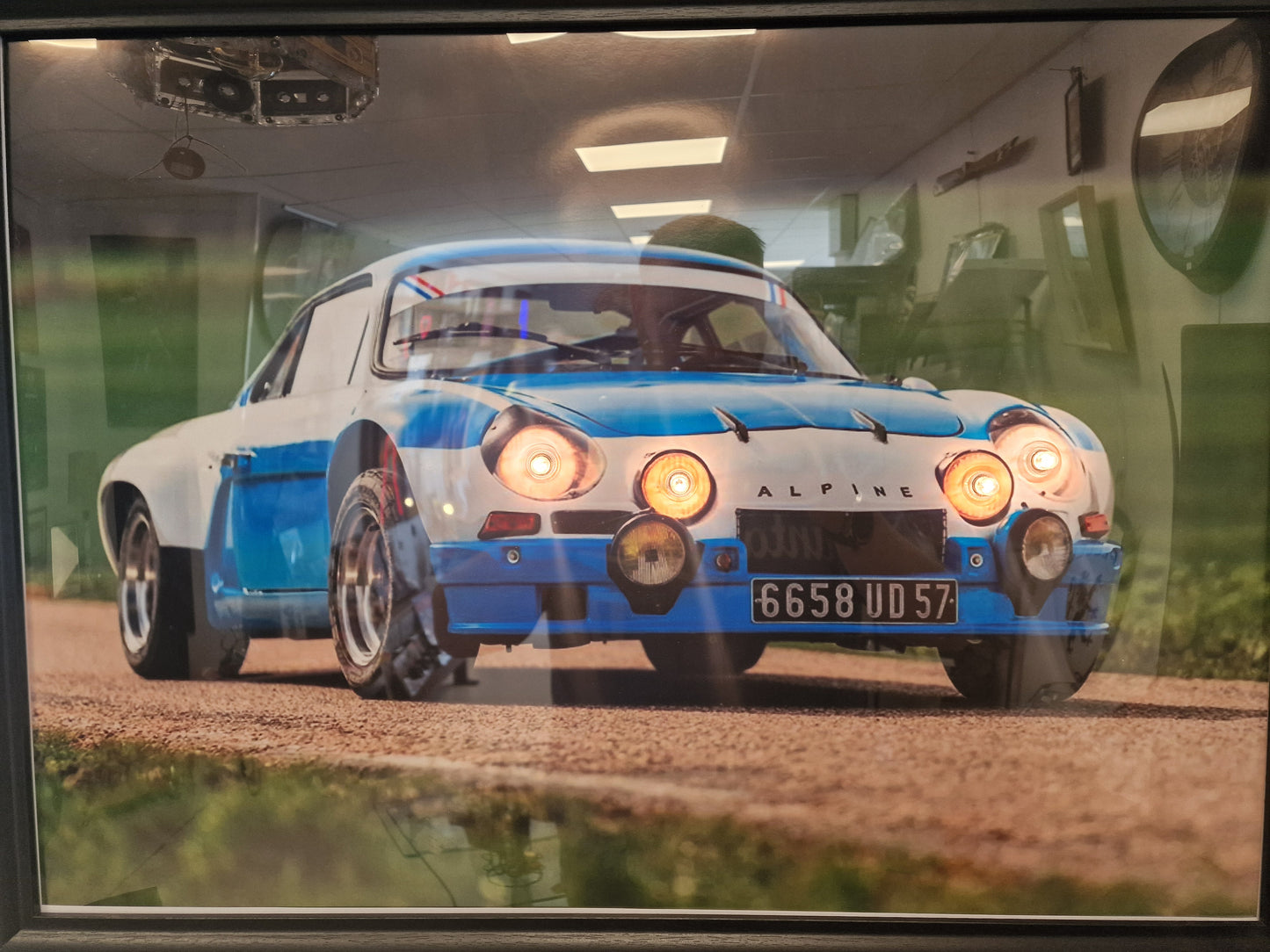 Cadre décoratif Alpine – Photographie Alpine A110 avec phares lumineux intégrés (Format 54 × 74 cm)