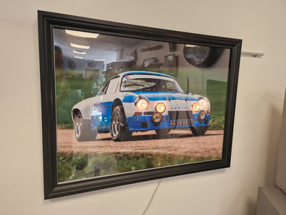 Cadre décoratif Alpine – Photographie Alpine A110 avec phares lumineux intégrés (Format 54 × 74 cm)