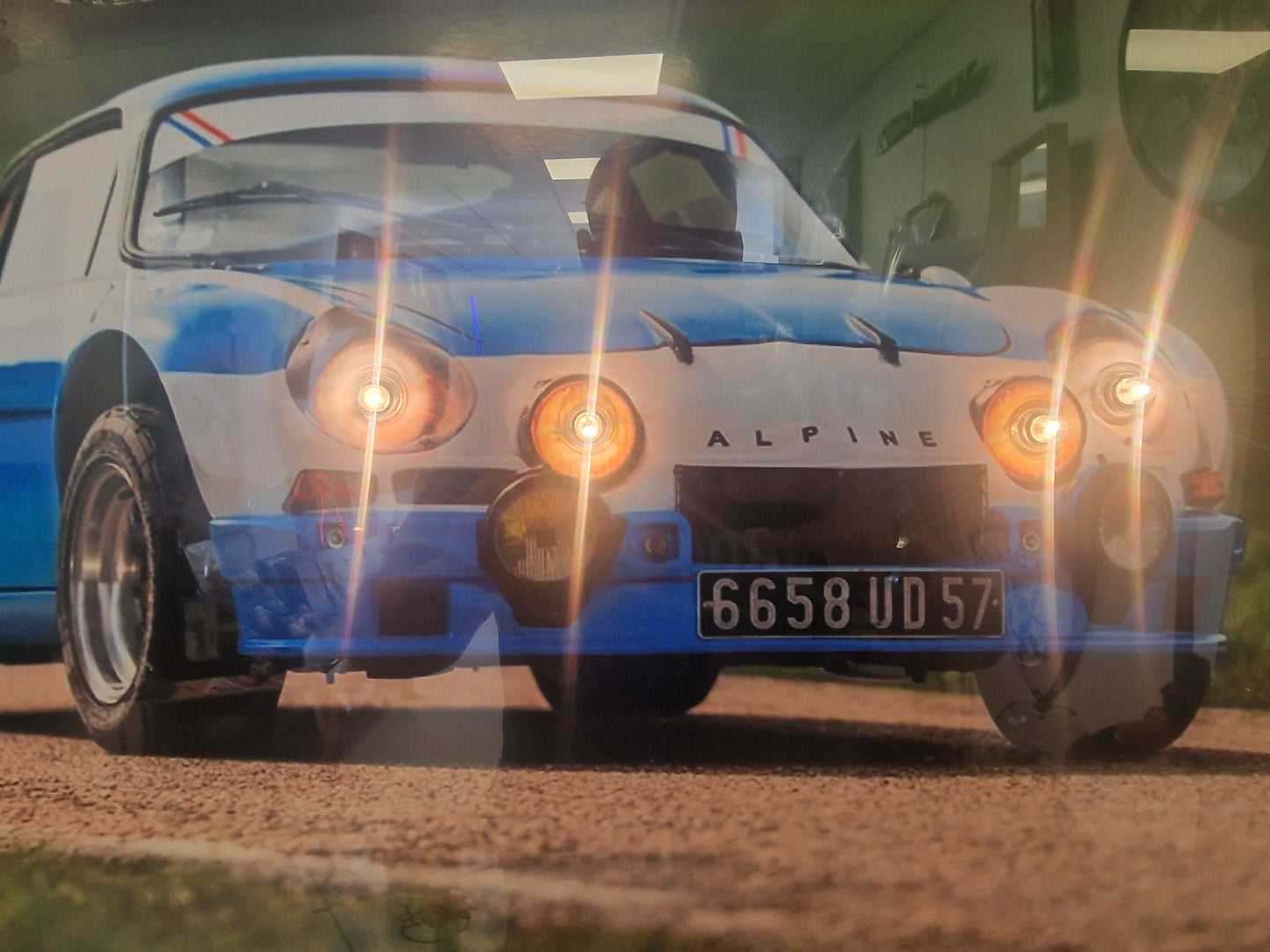 Cadre décoratif Alpine – Photographie Alpine A110 avec phares lumineux intégrés (Format 54 × 74 cm)