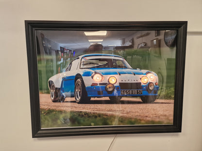 Cadre décoratif Alpine – Photographie Alpine A110 avec phares lumineux intégrés (Format 54 × 74 cm)