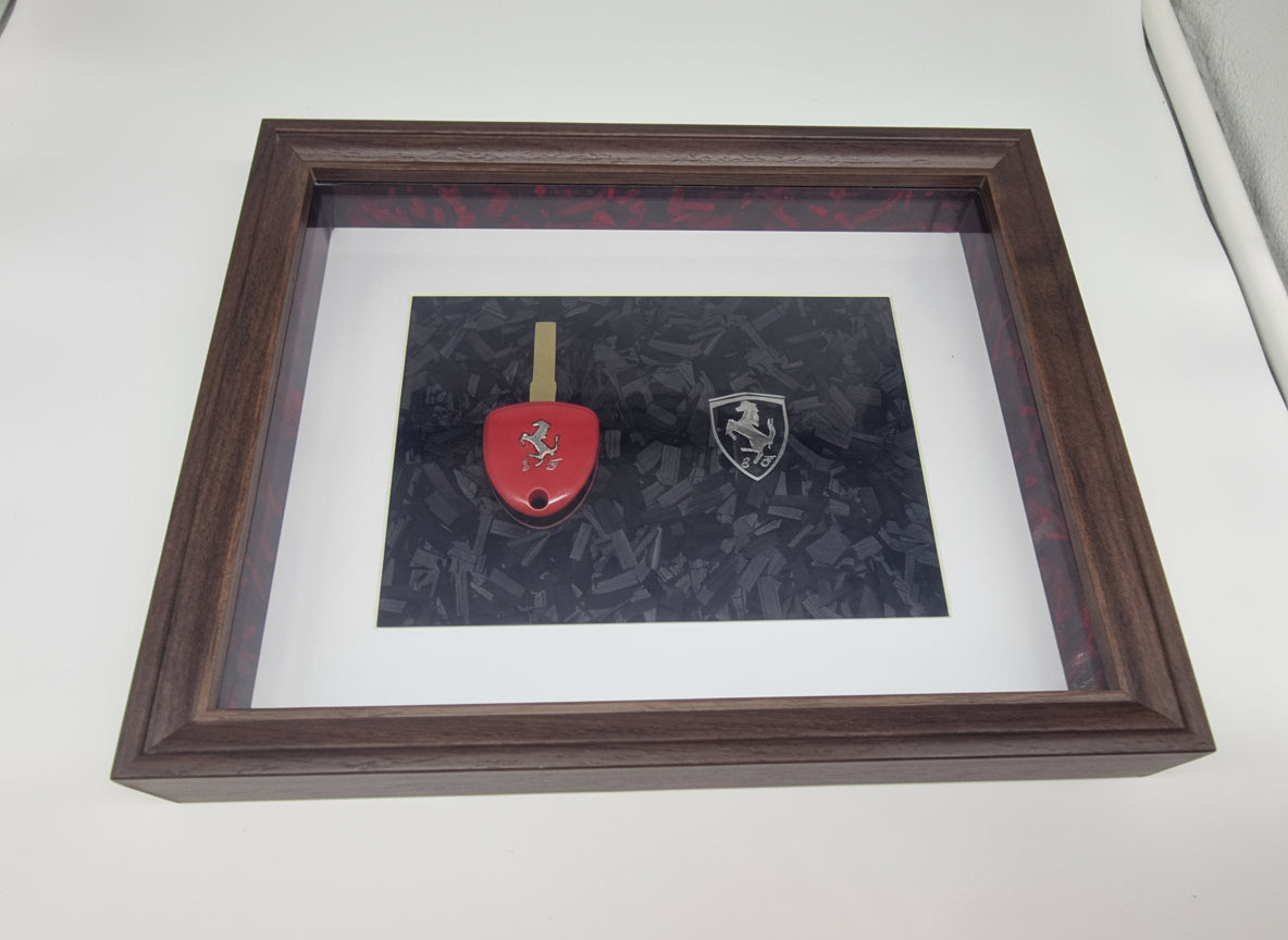Cadre décoratif Ferrari – Clé Ferrari & logo métallisé sur fond carbone forgé (Format 20 × 25 cm)
