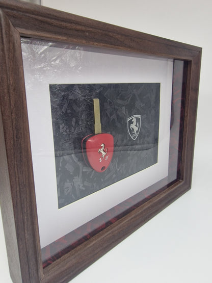 Cadre décoratif Ferrari – Clé Ferrari & logo métallisé sur fond carbone forgé (Format 20 × 25 cm)