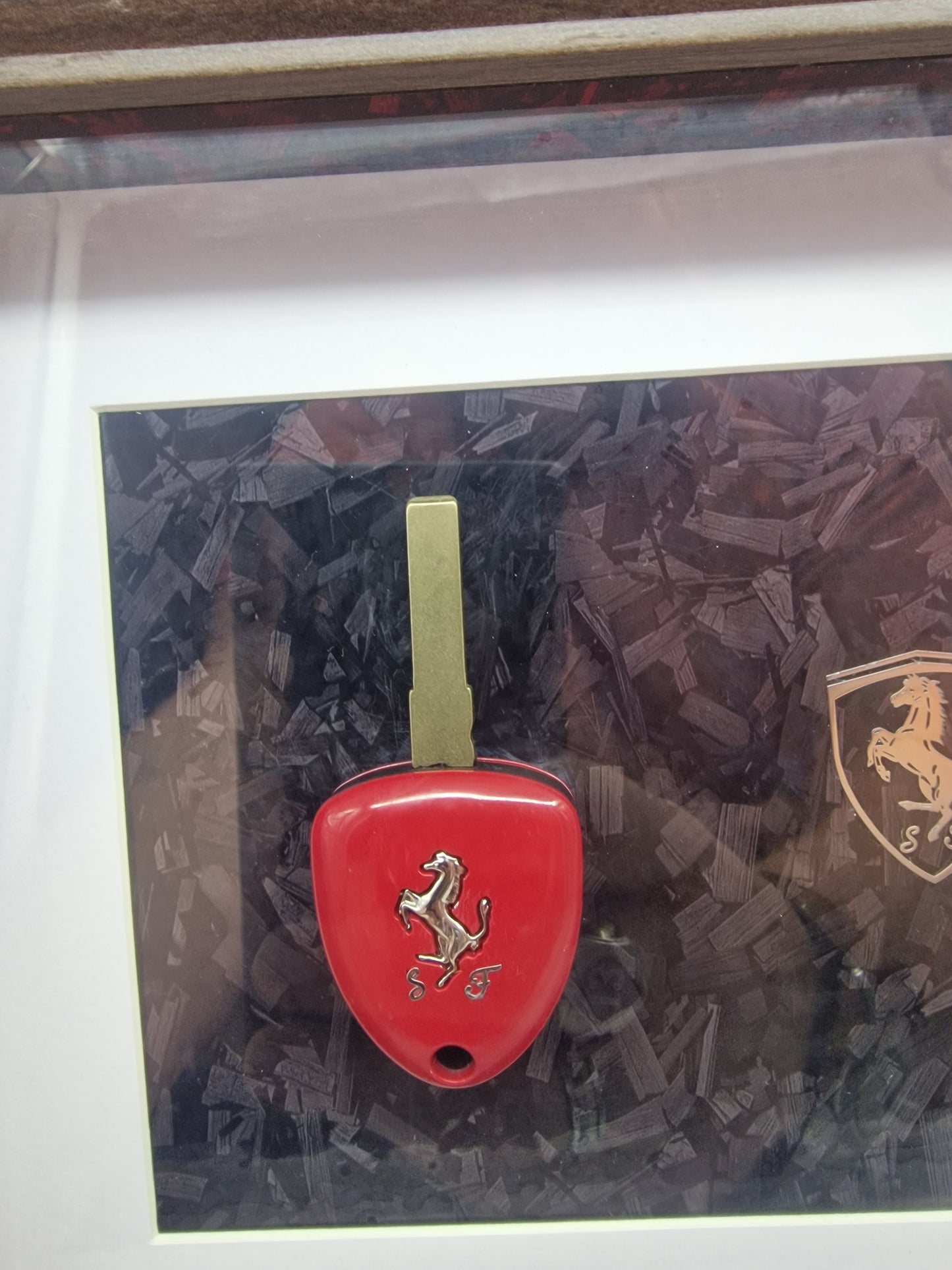 Cadre décoratif Ferrari – Clé Ferrari & logo métallisé sur fond carbone forgé (Format 20 × 25 cm)