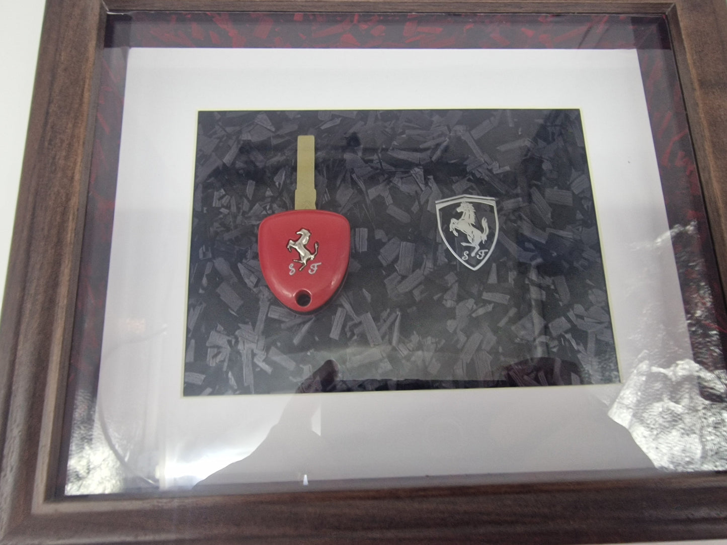 Cadre décoratif Ferrari – Clé Ferrari & logo métallisé sur fond carbone forgé (Format 20 × 25 cm)