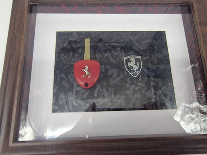 Cadre décoratif Ferrari – Clé Ferrari & logo métallisé sur fond carbone forgé (Format 20 × 25 cm)