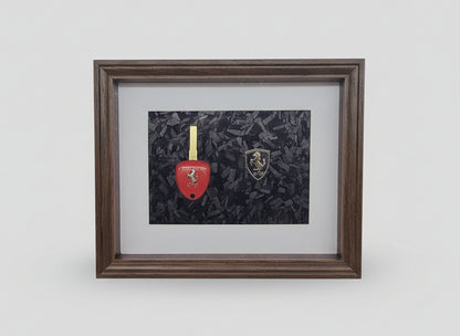 Cadre décoratif Ferrari – Clé Ferrari & logo métallisé sur fond carbone forgé (Format 20 × 25 cm)