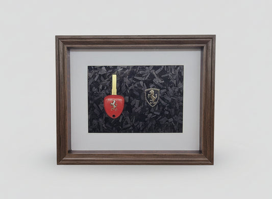 Cadre décoratif Ferrari – Clé Ferrari & logo métallisé sur fond carbone forgé (Format 20 × 25 cm)