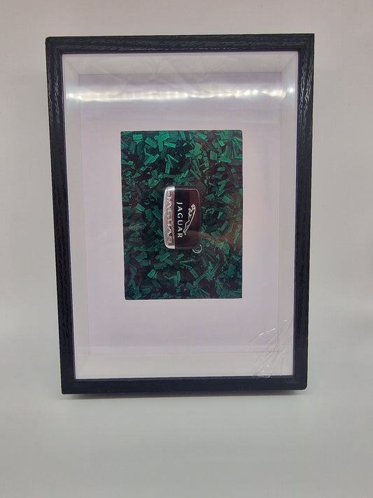 Cadre décoratif Jaguar – Clé Jaguar sur fond carbone forgé vert (Format A4)