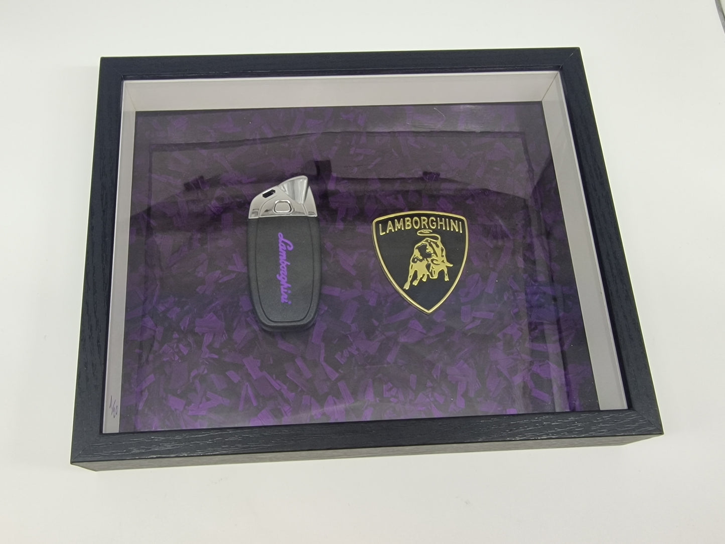 Cadre décoratif clé Lamborghini EDITION limité – Effet carbone forgé violet (20 × 25 cm)