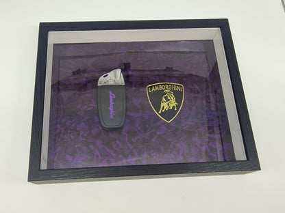 Cadre décoratif clé Lamborghini EDITION limité – Effet carbone forgé violet (20 × 25 cm)