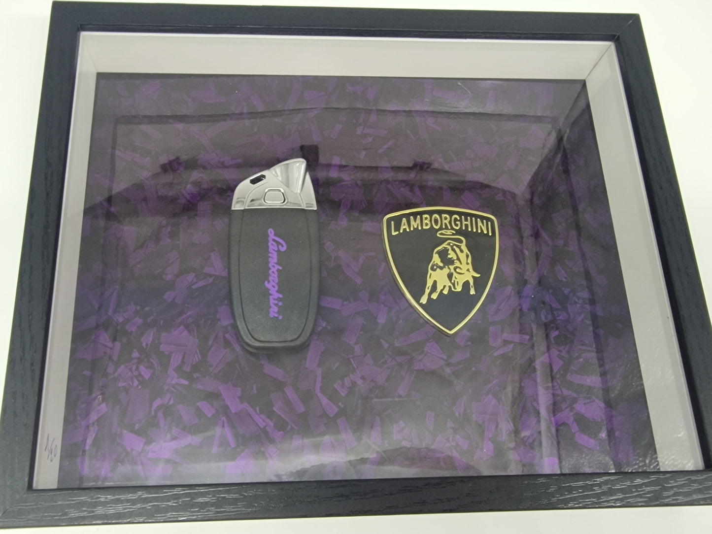 Cadre décoratif clé Lamborghini EDITION limité – Effet carbone forgé violet (20 × 25 cm)