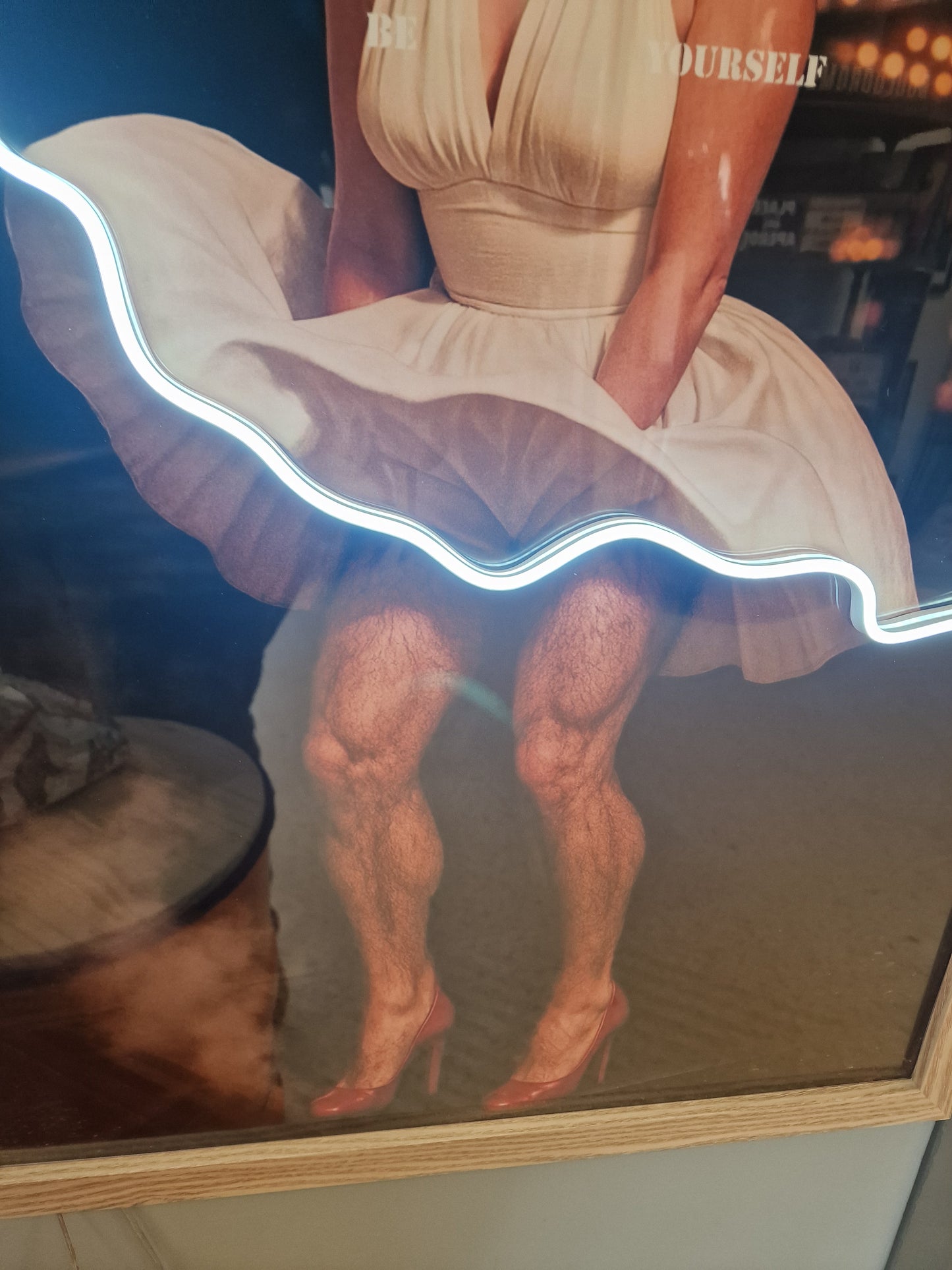 Cadre lumineux LED 50x70 « Be Yourself » – Sois toi-même