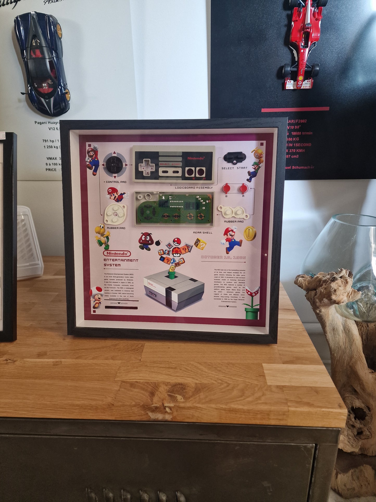 Cadre manette Famicom Nintendo – Déco gaming rétro années 80 – Objet geek vintage fait main